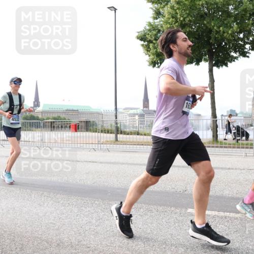 29.06.2025 - hella hamburg halbmarathon Lena Gebhardt http://msf.ph/oto/8326793 29.06.2025 10:12:57 Lombardsbrücke 4532, 1020, 1051, 1249, 1610, 1785, 1851, 1939, 2531, 2891, 2942, 2963, 2964, 3182, 3248, 4532, 4554, 5150, 5166, 5597, 5598, 6207, 7014, 7873, 7907, 8398, 8405, 8917, 8971, 9141, 10067, 10402, 10581, 11025, 11720, 12456, 13566, 13816, 14404, 14540, 14869, 15012, 15369, 15531, 16030, 16255, 16323, 16437, 16473, 16826, 16911, 17061, 17699, 17988, 17994, 18048, 18178, 18320, 18493, 18530, 18732 meine-sportfotos.de