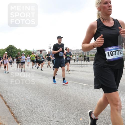 29.06.2025 - hella hamburg halbmarathon Lena Gebhardt http://msf.ph/oto/8326810 29.06.2025 10:47:24 Lombardsbrücke 12630, 13819, 13431, 10772, 1045, 1073, 1185, 1286, 1434, 1463, 1523, 1593, 1607, 1704, 1961, 2148, 2327, 2407, 2537, 2555, 2556, 2665, 2704, 2882, 2994, 3339, 4037, 4184, 4239, 4325, 4423, 4483, 4806, 4895, 4974, 4975, 5111, 5114, 5621, 5622, 5796, 5895, 5953, 6255, 6256, 6485, 6496, 6879, 6995, 7073, 7403, 7430, 7431, 7630, 7631, 7970, 8105, 8131, 8270, 8550, 8684, 8706, 8915, 8953, 8967, 9018, 9687, 10991, 11351, 11458, 11730, 11738, 11802 meine-sportfotos.de