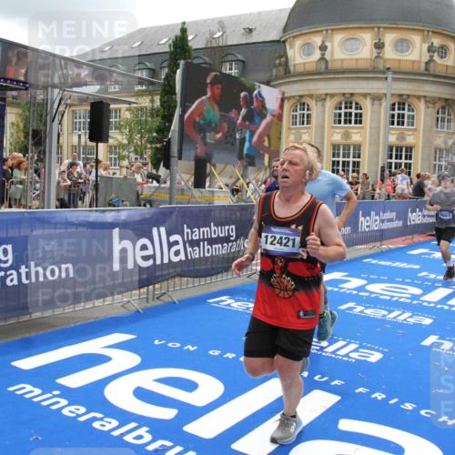 29.06.2025 - hella hamburg halbmarathon Michael Strokosch http://msf.ph/oto/8326863 29.06.2025 10:48:58 Ziel 1381, 1452, 2260, 3213, 3985, 7067, 8889, 9661, 12421, 12534, 13009, 13183, 13976, 15309, 18873 meine-sportfotos.de