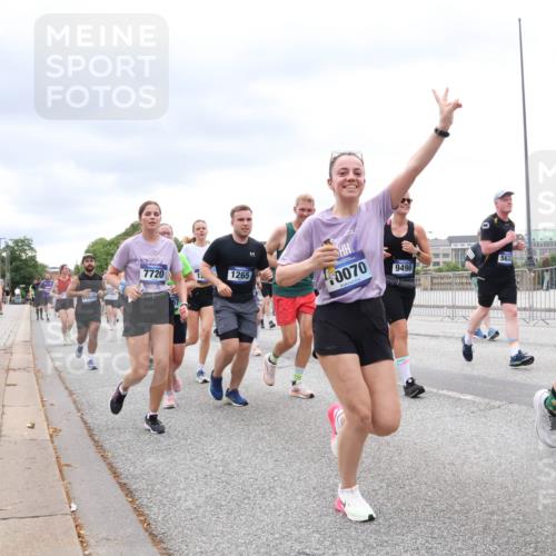29.06.2025 - hella hamburg halbmarathon Lena Gebhardt http://msf.ph/oto/8326864 29.06.2025 10:57:50 Lombardsbrücke 7720, 1265, 11026, 0070, 9496, 563, 9607, 1123, 1242, 1248, 1265, 1388, 1643, 2015, 2451, 2567, 2900, 3191, 3385, 3388, 3433, 3644, 3750, 3936, 3954, 4059, 4180, 4197, 4429, 4521, 4830, 5117, 5632, 5676, 5736, 5738, 6316, 6337, 6827, 6857, 6916, 7172, 7193, 7556, 7720, 7728, 7977, 7990, 8035, 8159, 8287, 8386, 8474, 8512, 8540, 8708, 8713, 8773, 8873, 9059, 9180, 9233, 9318, 9319, 9394, 9398, 9436, 9481, 9496, 9613, 9832 meine-sportfotos.de
