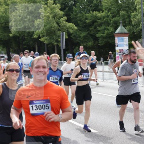 29.06.2025 - hella hamburg halbmarathon Jannik Wohlers http://msf.ph/oto/8326885 29.06.2025 10:39:52 Lombardsbrücke 1018, 1037, 1291, 1691, 2019, 2109, 2254, 2515, 2572, 2866, 3237, 3295, 3515, 3607, 3808, 3810, 4173, 4271, 4471, 4756, 5113, 5263, 5351, 5352, 5975, 6076, 6097, 6363, 6463, 6548, 6673, 6750, 6866, 6876, 6890, 6920, 7108, 7174, 7675, 7850, 8307, 8815, 9187, 10474, 10806, 10818, 10953, 11176, 11188, 11653, 11717, 11970, 11973, 12364, 12444, 12501, 12760, 13005, 13030, 13069, 13290, 13410, 13466, 13577, 13651, 14851, 15549, 15927, 16681, 17318, 18101, 18110, 18213 meine-sportfotos.de