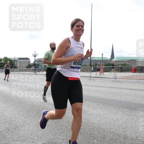 29.06.2025 - hella hamburg halbmarathon Lena Gebhardt http://msf.ph/oto/8326914 29.06.2025 10:23:28 Lombardsbrücke 6502, 1048, 1304, 1362, 2125, 2925, 4190, 4266, 4391, 4646, 4728, 4793, 5160, 5406, 6502, 6578, 6747, 6784, 6785, 6849, 7029, 7820, 7891, 8031, 8181, 8676, 8687, 8688, 8716, 8918, 8920, 9133, 9301, 9715, 9877, 9913, 10649, 10739, 11300, 11793, 11798, 11879, 12025, 12073, 12265, 12874, 13560, 14041, 14265, 14338, 14510, 14512, 14521, 14821, 15709, 16185, 16251, 16416, 16558, 17013, 17099, 17199, 17207, 17299, 17719 meine-sportfotos.de