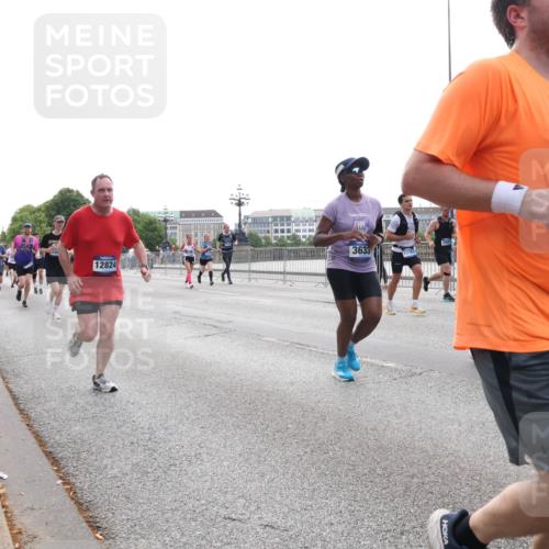 29.06.2025 - hella hamburg halbmarathon Lena Gebhardt http://msf.ph/oto/8326915 29.06.2025 10:37:45 Lombardsbrücke 12824, 3633, 34, 1276, 1337, 1475, 1578, 1799, 1819, 1985, 2016, 2199, 2486, 2640, 2853, 3230, 3246, 3633, 3880, 4097, 5139, 5146, 5171, 5186, 5522, 5560, 5790, 5875, 5940, 6243, 6362, 6697, 6821, 6955, 7085, 7124, 7235, 7244, 7321, 7350, 7544, 7696, 7777, 7823, 8811, 8843, 8985, 9247, 9288, 9524, 9895, 10159, 10506, 10836, 11087, 11543, 12123, 12254, 12472, 12824, 16680, 17798 meine-sportfotos.de
