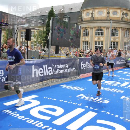 29.06.2025 - hella hamburg halbmarathon Michael Strokosch http://msf.ph/oto/8326960 29.06.2025 10:48:59 Ziel 1381, 1452, 2260, 3213, 3985, 7067, 8889, 9661, 9695, 12421, 12534, 13009, 13183, 13688, 13976, 18873 meine-sportfotos.de
