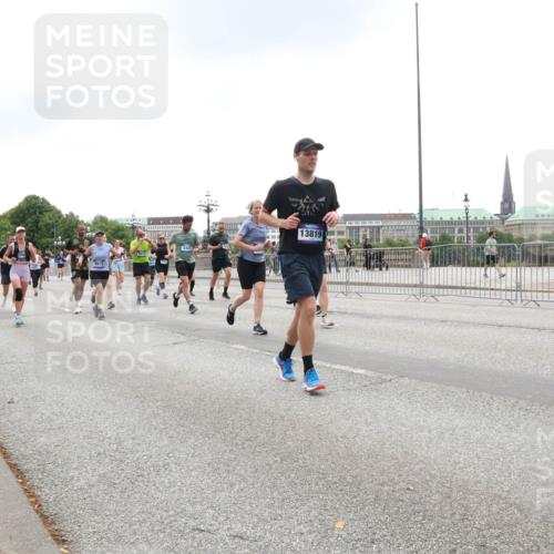 29.06.2025 - hella hamburg halbmarathon Lena Gebhardt http://msf.ph/oto/8326964 29.06.2025 10:47:24 Lombardsbrücke 12630, 8915, 4325, 13819, 1045, 1073, 1185, 1286, 1434, 1463, 1523, 1593, 1607, 1704, 1961, 2148, 2327, 2407, 2537, 2555, 2556, 2665, 2704, 2882, 2994, 3339, 4037, 4184, 4239, 4325, 4423, 4483, 4806, 4895, 4974, 4975, 5111, 5114, 5621, 5622, 5796, 5895, 5953, 6255, 6256, 6485, 6496, 6879, 6995, 7073, 7403, 7430, 7431, 7630, 7631, 7970, 8105, 8131, 8270, 8550, 8684, 8706, 8915, 8953, 8967, 9018, 9687, 10991, 11351, 11458, 11730, 11738, 11802 meine-sportfotos.de