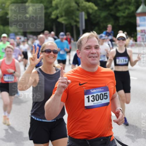 29.06.2025 - hella hamburg halbmarathon Jannik Wohlers http://msf.ph/oto/8326972 29.06.2025 10:39:52 Lombardsbrücke 1018, 1037, 1291, 1691, 2019, 2109, 2254, 2515, 2572, 2866, 3237, 3295, 3515, 3607, 3808, 3810, 4173, 4271, 4471, 4756, 5113, 5263, 5351, 5352, 5975, 6076, 6097, 6363, 6463, 6548, 6673, 6750, 6866, 6876, 6890, 6920, 7108, 7174, 7675, 7850, 8307, 8815, 9187, 10474, 10806, 10818, 10953, 11176, 11188, 11653, 11717, 11970, 11973, 12364, 12444, 12501, 12760, 13005, 13030, 13069, 13290, 13410, 13466, 13577, 13651, 14851, 15549, 15927, 16681, 17318, 18101, 18110, 18213 meine-sportfotos.de