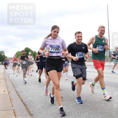 29.06.2025 - hella hamburg halbmarathon Lena Gebhardt http://msf.ph/oto/8327024 29.06.2025 10:57:51 Lombardsbrücke 11026, 7720, 1123, 1265, 1242, 949, 12172, 1123, 1242, 1248, 1265, 1388, 1643, 2015, 2169, 2451, 2567, 2900, 3191, 3385, 3388, 3433, 3644, 3750, 3936, 3954, 4059, 4180, 4197, 4429, 4521, 4830, 5117, 5632, 5676, 5736, 6316, 6337, 6827, 6857, 6916, 7172, 7193, 7556, 7720, 7728, 7977, 7990, 8035, 8159, 8386, 8474, 8512, 8540, 8708, 8713, 8773, 8873, 9059, 9180, 9233, 9318, 9319, 9394, 9398, 9436, 9481, 9496, 9613, 9832 meine-sportfotos.de