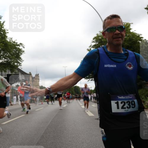 29.06.2025 - hella hamburg halbmarathon Yannick Fuchs http://msf.ph/oto/8327037 29.06.2025 10:51:33 20KM 1200, 1239, 1563, 1715, 1719, 1972, 2236, 2606, 2652, 2759, 2806, 2883, 3141, 3575, 4261, 4579, 5015, 5134, 5391, 5457, 5458, 6281, 6302, 6531, 6720, 6892, 7159, 7833, 8744, 9450, 10383, 10408, 10599, 12144, 12509, 12773, 12774, 13376, 13664, 14737, 15090, 15189, 15229, 15349, 15664, 16418, 16517, 17455, 17543, 17758, 18508 meine-sportfotos.de