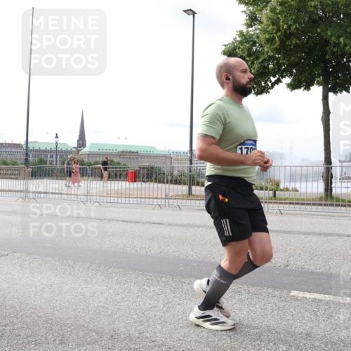 29.06.2025 - hella hamburg halbmarathon Lena Gebhardt http://msf.ph/oto/8327041 29.06.2025 10:23:30 Lombardsbrücke 170, 1048, 1304, 1362, 2125, 2925, 4190, 4266, 4391, 4646, 4728, 4793, 5160, 5406, 6502, 6578, 6747, 6849, 7029, 7820, 7891, 8031, 8181, 8676, 8687, 8688, 8716, 8918, 8920, 9301, 9715, 9877, 10649, 10739, 11300, 11793, 11798, 11879, 12025, 12073, 12265, 12874, 13149, 13560, 14041, 14265, 14338, 14510, 14512, 14521, 14821, 15709, 15739, 15853, 16185, 16251, 16416, 16558, 17013, 17099, 17199, 17207, 17299, 17719 meine-sportfotos.de