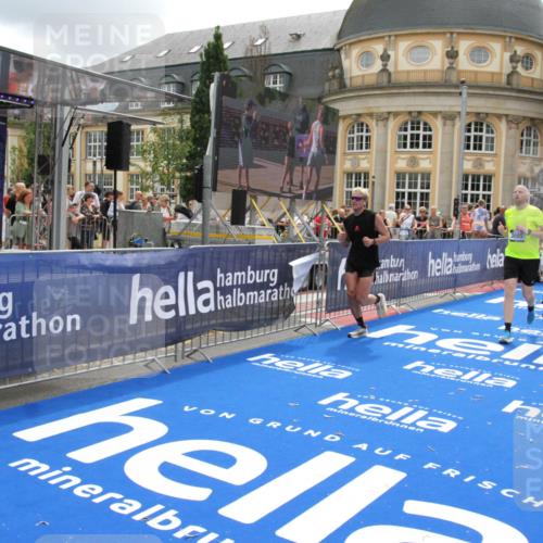 29.06.2025 - hella hamburg halbmarathon Michael Strokosch http://msf.ph/oto/8327087 29.06.2025 10:49:02 Ziel 1381, 1452, 2260, 3213, 3985, 7067, 7297, 8302, 8821, 8889, 9661, 9695, 12534, 13183, 13688, 13976, 17632 meine-sportfotos.de