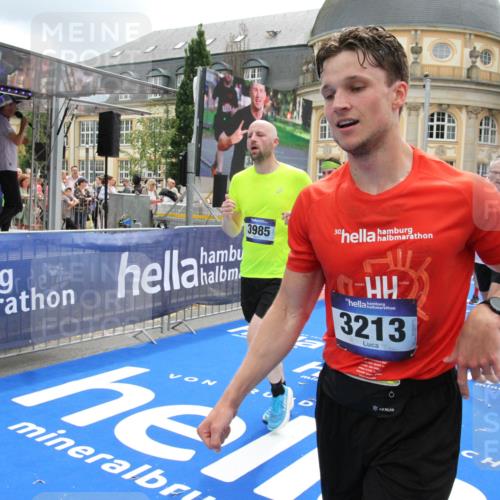 29.06.2025 - hella hamburg halbmarathon Michael Strokosch http://msf.ph/oto/8327149 29.06.2025 10:49:03 Ziel 1381, 1452, 2260, 3213, 3985, 7067, 7297, 8302, 8821, 8889, 9695, 12534, 13183, 13614, 13688, 16627, 17632 meine-sportfotos.de