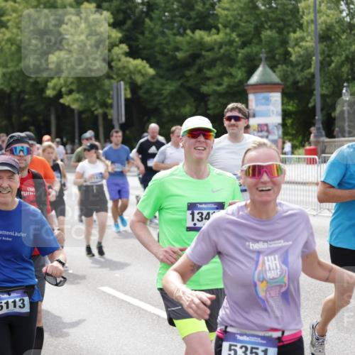 29.06.2025 - hella hamburg halbmarathon Jannik Wohlers http://msf.ph/oto/8327349 29.06.2025 10:39:56 Lombardsbrücke 1018, 1037, 2019, 2109, 2254, 2515, 2572, 3237, 3293, 3295, 3515, 3607, 3808, 3810, 4173, 4271, 4756, 5113, 5263, 5351, 5352, 5702, 5975, 6076, 6229, 6363, 6463, 6548, 6673, 6866, 6876, 6920, 7108, 7174, 7675, 7850, 8307, 8391, 9187, 9468, 10474, 10818, 10953, 11176, 11653, 11717, 11970, 11973, 12364, 12444, 12501, 12760, 12981, 13005, 13030, 13069, 13290, 13410, 13466, 13577, 13651, 14341, 14851, 15549, 15927, 16681, 17318, 18101, 18110, 18213, 18353, 18771 meine-sportfotos.de