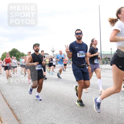 29.06.2025 - hella hamburg halbmarathon Lena Gebhardt http://msf.ph/oto/8327356 29.06.2025 10:57:52 Lombardsbrücke 8159, 11026, 2567, 1123, 1123, 1242, 1248, 1265, 1388, 1643, 2015, 2169, 2451, 2567, 2900, 3191, 3385, 3388, 3433, 3644, 3750, 3936, 3954, 4059, 4180, 4197, 4429, 4521, 4830, 5117, 5632, 5676, 5736, 6316, 6337, 6827, 6857, 6916, 7172, 7193, 7556, 7720, 7977, 7990, 8035, 8159, 8386, 8439, 8440, 8442, 8474, 8512, 8540, 8708, 8713, 8773, 8873, 9059, 9180, 9233, 9318, 9319, 9394, 9398, 9436, 9481, 9496, 9613, 9832 meine-sportfotos.de