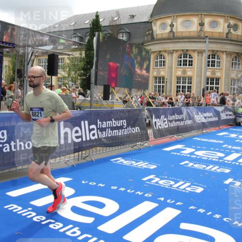 29.06.2025 - hella hamburg halbmarathon Michael Strokosch http://msf.ph/oto/8327393 29.06.2025 10:49:07 Ziel 1381, 1452, 4832, 4847, 4890, 7297, 8302, 8821, 9695, 13614, 13688, 16627, 17173, 17632, 18598 meine-sportfotos.de