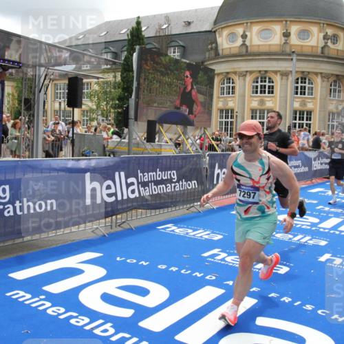 29.06.2025 - hella hamburg halbmarathon Michael Strokosch http://msf.ph/oto/8327490 29.06.2025 10:49:08 Ziel 4832, 4847, 4890, 6389, 7297, 8302, 8821, 9695, 13614, 13688, 16627, 17173, 17632, 18598 meine-sportfotos.de