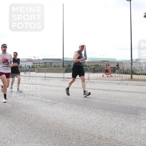 29.06.2025 - hella hamburg halbmarathon Lena Gebhardt http://msf.ph/oto/8327494 29.06.2025 10:23:33 Lombardsbrücke 11879, 2019, 14265, 1512, 1048, 1304, 1362, 1545, 2125, 2489, 2925, 4190, 4266, 4391, 4646, 4728, 4793, 5055, 5160, 5358, 5406, 6502, 6747, 6849, 7029, 7820, 8031, 8181, 8676, 8687, 8688, 8716, 8918, 8920, 9301, 9715, 9877, 10649, 10739, 11044, 11300, 11454, 11793, 11798, 11879, 12025, 12073, 12265, 12874, 13149, 14265, 14338, 14510, 14512, 14521, 14821, 15709, 15739, 15853, 16185, 16251, 16416, 16558, 17013, 17099, 17199, 17207, 17299, 17719 meine-sportfotos.de