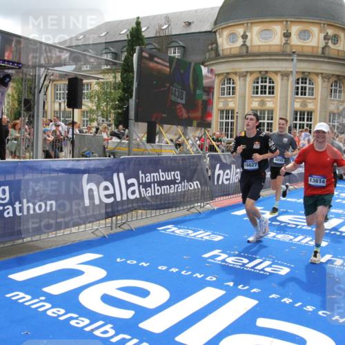 29.06.2025 - hella hamburg halbmarathon Michael Strokosch http://msf.ph/oto/8327643 29.06.2025 10:49:09 Ziel 4832, 4847, 4890, 6389, 7297, 8302, 8821, 10184, 13614, 16414, 16627, 17173, 17632, 18598, 18842 meine-sportfotos.de