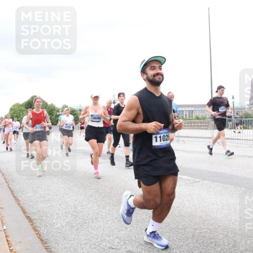 29.06.2025 - hella hamburg halbmarathon Lena Gebhardt http://msf.ph/oto/8327653 29.06.2025 10:57:53 Lombardsbrücke 8159, 10461, 18690, 11026, 10551, 1123, 1242, 1248, 1265, 1388, 1643, 2015, 2169, 2273, 2275, 2451, 2567, 2900, 3191, 3385, 3388, 3433, 3644, 3750, 3936, 3954, 4059, 4197, 4429, 4521, 4830, 5117, 5632, 5676, 5736, 6316, 6337, 6827, 6857, 6916, 7172, 7193, 7556, 7720, 7783, 7977, 7990, 8035, 8159, 8386, 8439, 8440, 8441, 8442, 8474, 8512, 8540, 8708, 8713, 8773, 8873, 8888, 9059, 9180, 9233, 9318, 9319, 9394, 9398, 9436, 9481, 9496, 9613, 9832 meine-sportfotos.de