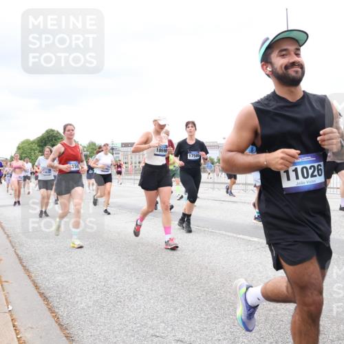 29.06.2025 - hella hamburg halbmarathon Lena Gebhardt http://msf.ph/oto/8327726 29.06.2025 10:57:53 Lombardsbrücke 159, 10630, 18690, 17586, 11026, 1123, 1242, 1248, 1265, 1388, 1643, 2015, 2169, 2273, 2275, 2451, 2567, 2900, 3191, 3385, 3388, 3433, 3644, 3750, 3936, 3954, 4059, 4197, 4429, 4521, 4830, 5117, 5632, 5676, 5736, 6316, 6337, 6827, 6857, 6916, 7172, 7193, 7556, 7720, 7783, 7977, 7990, 8035, 8159, 8386, 8439, 8440, 8441, 8442, 8474, 8512, 8540, 8708, 8713, 8773, 8873, 8888, 9059, 9180, 9233, 9318, 9319, 9394, 9398, 9436, 9481, 9496, 9613, 9832 meine-sportfotos.de