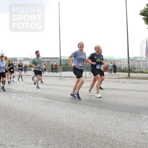29.06.2025 - hella hamburg halbmarathon Lena Gebhardt http://msf.ph/oto/8327750 29.06.2025 10:47:26 Lombardsbrücke 090, 8915, 1343, 13431, 1045, 1185, 1434, 1463, 1523, 1593, 1607, 1704, 1961, 2148, 2327, 2407, 2537, 2555, 2556, 2665, 2704, 2790, 2882, 2994, 3339, 4037, 4184, 4239, 4325, 4423, 4483, 4806, 4895, 4974, 4975, 5111, 5114, 5621, 5622, 5796, 5895, 6255, 6256, 6485, 6496, 6879, 6995, 7073, 7403, 7430, 7431, 7630, 7631, 7970, 8105, 8131, 8270, 8550, 8684, 8706, 8915, 8953, 8967, 9018, 9687, 10991, 11351, 11458, 11730, 11738, 11802, 12431 meine-sportfotos.de