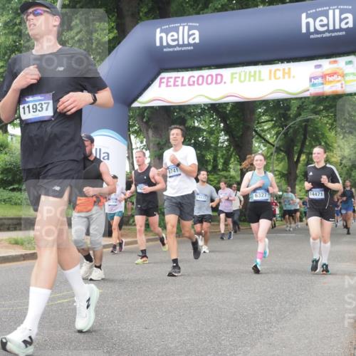 29.06.2025 - hella hamburg halbmarathon KatJ http://msf.ph/oto/8327823 29.06.2025 10:46:45 Zwischen KM18-KM19 2426, 3780, 6327 meine-sportfotos.de