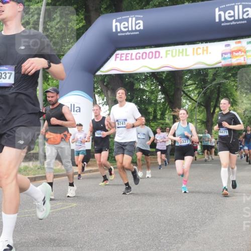 29.06.2025 - hella hamburg halbmarathon KatJ http://msf.ph/oto/8327847 29.06.2025 10:46:45 Zwischen KM18-KM19 2426, 3780, 6327 meine-sportfotos.de