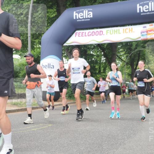 29.06.2025 - hella hamburg halbmarathon KatJ http://msf.ph/oto/8327901 29.06.2025 10:46:45 Zwischen KM18-KM19 2426, 3780, 6327 meine-sportfotos.de
