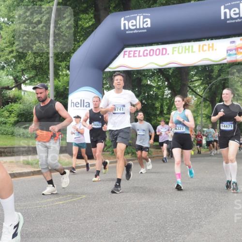 29.06.2025 - hella hamburg halbmarathon KatJ http://msf.ph/oto/8327953 29.06.2025 10:46:45 Zwischen KM18-KM19 2426, 3780, 6327 meine-sportfotos.de