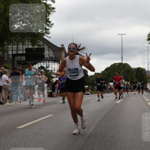 29.06.2025 - hella hamburg halbmarathon Yannick Fuchs http://msf.ph/oto/8327980 29.06.2025 10:51:35 20KM 1200, 1239, 1563, 2025, 2236, 2606, 2652, 2759, 2806, 2883, 3093, 3141, 3575, 4261, 4579, 5015, 5134, 5391, 5457, 5458, 6281, 6302, 6531, 6720, 6892, 7159, 7833, 9450, 10383, 10408, 10599, 12144, 12509, 12773, 12774, 13376, 13465, 13664, 14737, 15090, 15189, 15229, 15349, 15664, 16418, 16517, 17455, 17543, 17758, 18508 meine-sportfotos.de