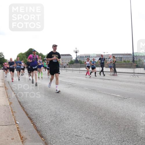 29.06.2025 - hella hamburg halbmarathon Lena Gebhardt http://msf.ph/oto/8328006 29.06.2025 10:37:47 Lombardsbrücke 732, 9283, 180, 1276, 1337, 1475, 1578, 1799, 1819, 1985, 2016, 2199, 2486, 2640, 2786, 2853, 3230, 3246, 3633, 3880, 4921, 5139, 5146, 5171, 5186, 5522, 5790, 5875, 6243, 6362, 6697, 6821, 6955, 7085, 7124, 7235, 7244, 7321, 7350, 7544, 7629, 7696, 7777, 7823, 8843, 8985, 9247, 9288, 9524, 9895, 10159, 10506, 10836, 11087, 11543, 12123, 12254, 12472, 12824, 16680, 17798 meine-sportfotos.de