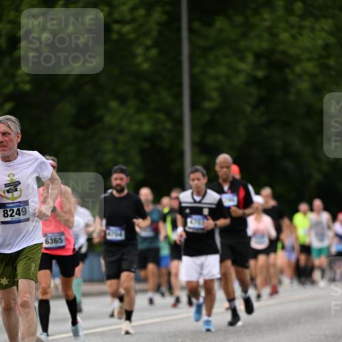 29.06.2025 - hella hamburg halbmarathon Dr. Thomas Lammeyer http://msf.ph/oto/8328044 29.06.2025 10:39:34 Kennedybrücke 1417, 1821, 1849, 2198, 2787, 3170, 3958, 4333, 4564, 4696, 4703, 4965, 5027, 5147, 5793, 6029, 6189, 6365, 6379, 6397, 6471, 6746, 6803, 6859, 7386, 7733, 8249, 8296, 9342, 9803, 10335, 10358, 10360, 10393, 10652, 11320, 11359 meine-sportfotos.de
