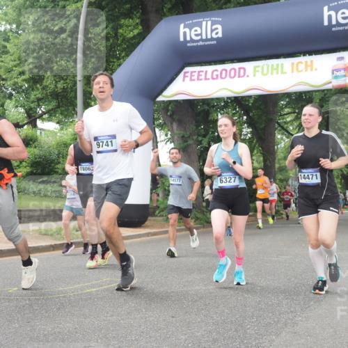 29.06.2025 - hella hamburg halbmarathon KatJ http://msf.ph/oto/8328061 29.06.2025 10:46:45 Zwischen KM18-KM19 2426, 3780, 6327 meine-sportfotos.de