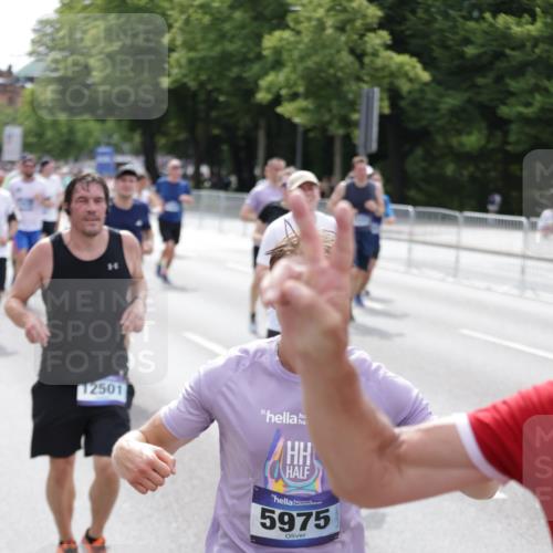 29.06.2025 - hella hamburg halbmarathon Jannik Wohlers http://msf.ph/oto/8328094 29.06.2025 10:40:00 Lombardsbrücke 1018, 1037, 2109, 2515, 2572, 2762, 2763, 3237, 3293, 3295, 3808, 3810, 4271, 4756, 4906, 5059, 5113, 5351, 5352, 5702, 5975, 6076, 6229, 6278, 6280, 6363, 6463, 6673, 6866, 6876, 7108, 7174, 7675, 7850, 8307, 8391, 9000, 9468, 10474, 11176, 11653, 11717, 11970, 11973, 12364, 12444, 12501, 12760, 12981, 13030, 13290, 13410, 13466, 13651, 14341, 14851, 15549, 15927, 15933, 16085, 16681, 16955, 17318, 18101, 18110, 18213, 18353, 18490, 18771, 18946 meine-sportfotos.de