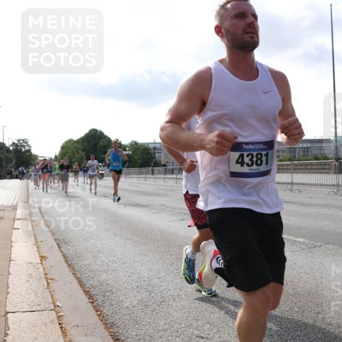 29.06.2025 - hella hamburg halbmarathon Lena Gebhardt http://msf.ph/oto/8328164 29.06.2025 09:48:46 Lombardsbrücke 4381, 1042, 1290, 1505, 1571, 1600, 1710, 2262, 2399, 2797, 3480, 3547, 4062, 4359, 4381, 5003, 5124, 5307, 5554, 5709, 6047, 6993, 7152, 7154, 7310, 7482, 7884, 8002, 8121, 8571, 9403, 9640, 9643, 10190, 10404, 10451, 10738, 10793, 10852, 11106, 11177, 11423, 12044, 12051, 12091, 12488, 12739, 12916, 13137, 13372, 13483, 13755, 13940, 13975, 15931, 15959 meine-sportfotos.de