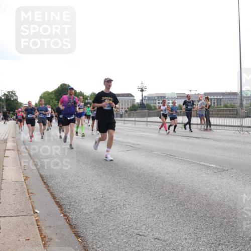 29.06.2025 - hella hamburg halbmarathon Lena Gebhardt http://msf.ph/oto/8328166 29.06.2025 10:37:47 Lombardsbrücke 7321, 801, 1276, 1337, 1475, 1578, 1799, 1819, 1985, 2016, 2199, 2486, 2640, 2786, 2853, 3230, 3246, 3633, 3880, 4921, 5139, 5146, 5171, 5186, 5522, 5790, 5875, 6243, 6362, 6697, 6821, 6955, 7085, 7124, 7235, 7244, 7321, 7350, 7544, 7629, 7696, 7777, 7823, 8843, 8985, 9247, 9288, 9524, 9895, 10159, 10506, 10836, 11087, 11543, 12123, 12254, 12472, 12824, 16680, 17798 meine-sportfotos.de