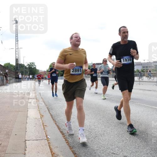 29.06.2025 - hella hamburg halbmarathon Lena Gebhardt http://msf.ph/oto/8328193 29.06.2025 10:13:00 Lombardsbrücke 7873, 2891, 8398, 6207, 1939, 1020, 1051, 1249, 1747, 1785, 1851, 1939, 2531, 2891, 2942, 3182, 3218, 3360, 3728, 4532, 5150, 6207, 6489, 7014, 7873, 7907, 8398, 8405, 8913, 8917, 8971, 9141, 10067, 10402, 11025, 11720, 12456, 13566, 13816, 14404, 14540, 14869, 15012, 15369, 15531, 16030, 16255, 16323, 16437, 16473, 16826, 16911, 17061, 17699, 17988, 17994, 18048, 18178, 18320, 18493, 18530, 18732 meine-sportfotos.de
