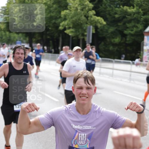 29.06.2025 - hella hamburg halbmarathon Jannik Wohlers http://msf.ph/oto/8328207 29.06.2025 10:40:00 Lombardsbrücke 1018, 1037, 2109, 2515, 2572, 2762, 2763, 3237, 3293, 3295, 3808, 3810, 4271, 4756, 4906, 5059, 5113, 5351, 5352, 5702, 5975, 6076, 6229, 6278, 6280, 6363, 6463, 6673, 6866, 6876, 7108, 7174, 7675, 7850, 8307, 8391, 9000, 9468, 10474, 11176, 11653, 11717, 11970, 11973, 12364, 12444, 12501, 12760, 12981, 13030, 13290, 13410, 13466, 13651, 14341, 14851, 15549, 15927, 15933, 16085, 16681, 16955, 17318, 18101, 18110, 18213, 18353, 18490, 18771, 18946 meine-sportfotos.de