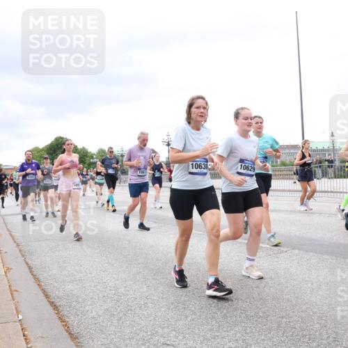 29.06.2025 - hella hamburg halbmarathon Lena Gebhardt http://msf.ph/oto/8328232 29.06.2025 10:57:56 Lombardsbrücke 882, 10630, 10629, 1051, 9394, 2451, 1051, 046, 1123, 1242, 1248, 1265, 1388, 1643, 2015, 2169, 2273, 2275, 2451, 2567, 2900, 3191, 3385, 3433, 3644, 3750, 3936, 3954, 4059, 4197, 4429, 4521, 4830, 5104, 5117, 5632, 5676, 5736, 5782, 6316, 6337, 6827, 6857, 6916, 7172, 7193, 7262, 7556, 7720, 7783, 7977, 7990, 8035, 8159, 8386, 8439, 8440, 8441, 8442, 8474, 8512, 8708, 8713, 8773, 8873, 8888, 9059, 9180, 9233, 9318, 9319, 9394, 9398, 9436, 9481, 9496, 9613, 9832 meine-sportfotos.de