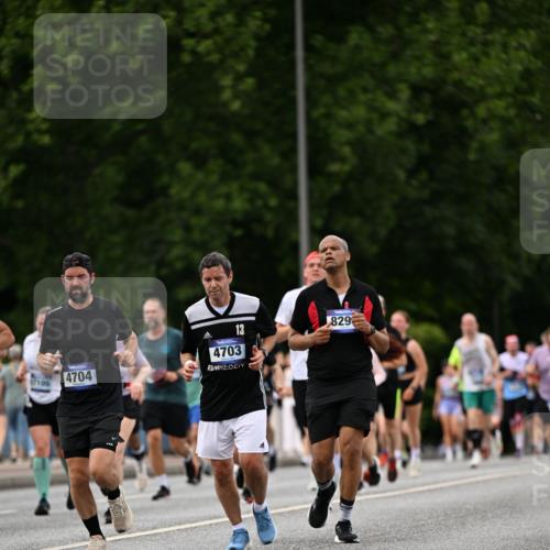 29.06.2025 - hella hamburg halbmarathon Dr. Thomas Lammeyer http://msf.ph/oto/8328233 29.06.2025 10:39:35 Kennedybrücke 1821, 1849, 2198, 2787, 3170, 3958, 4333, 4564, 4696, 4703, 4965, 5027, 5147, 5793, 6029, 6189, 6365, 6379, 6397, 6471, 6746, 6803, 6859, 7386, 7733, 8249, 8296, 9342, 9803, 10358, 10360, 10393, 10652, 11320, 11359 meine-sportfotos.de