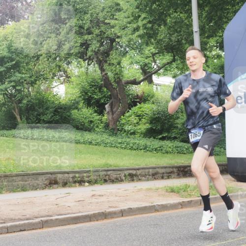 29.06.2025 - hella hamburg halbmarathon KatJ http://msf.ph/oto/8328242 29.06.2025 10:17:10 Zwischen KM18-KM19 1065 meine-sportfotos.de