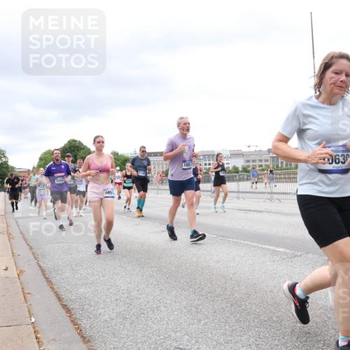 29.06.2025 - hella hamburg halbmarathon Lena Gebhardt http://msf.ph/oto/8328339 29.06.2025 10:57:57 Lombardsbrücke 9394, 451, 6971, 105, 10912, 1051, 63, 106, 1123, 1242, 1248, 1265, 1388, 1643, 2015, 2169, 2273, 2275, 2451, 2567, 2900, 3191, 3385, 3433, 3644, 3750, 3936, 3954, 4059, 4197, 4429, 4521, 4830, 5104, 5117, 5632, 5676, 5736, 5782, 6316, 6337, 6825, 6827, 6857, 6916, 7172, 7193, 7262, 7556, 7720, 7783, 7977, 7990, 8159, 8439, 8440, 8441, 8442, 8474, 8512, 8708, 8713, 8773, 8873, 8888, 9059, 9180, 9233, 9318, 9319, 9394, 9398, 9436, 9481, 9496, 9613, 9832 meine-sportfotos.de