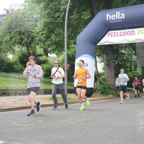29.06.2025 - hella hamburg halbmarathon KatJ http://msf.ph/oto/8328348 29.06.2025 10:46:48 Zwischen KM18-KM19 3780, 6327, 8481 meine-sportfotos.de