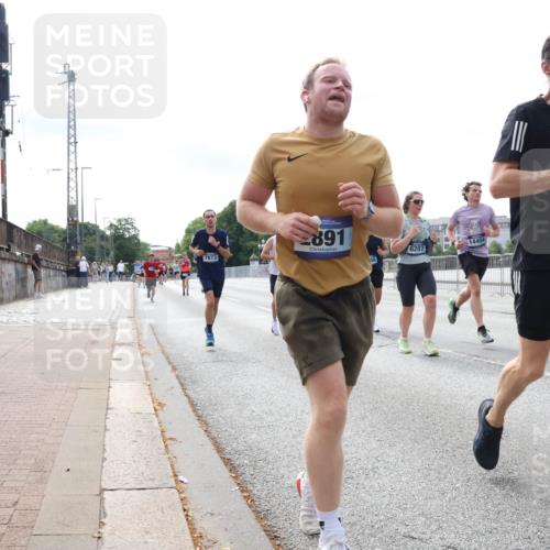29.06.2025 - hella hamburg halbmarathon Lena Gebhardt http://msf.ph/oto/8328384 29.06.2025 10:13:00 Lombardsbrücke 7873, 891, 6207, 1440, 1020, 1051, 1249, 1747, 1785, 1851, 1939, 2531, 2891, 2942, 3182, 3218, 3360, 3728, 4532, 5150, 6207, 6489, 7014, 7873, 7907, 8398, 8405, 8913, 8917, 8971, 9141, 10067, 10402, 11025, 11720, 12456, 13566, 13816, 14404, 14540, 14869, 15012, 15369, 15531, 16030, 16255, 16323, 16437, 16473, 16826, 16911, 17061, 17699, 17988, 17994, 18048, 18178, 18320, 18493, 18530, 18732 meine-sportfotos.de