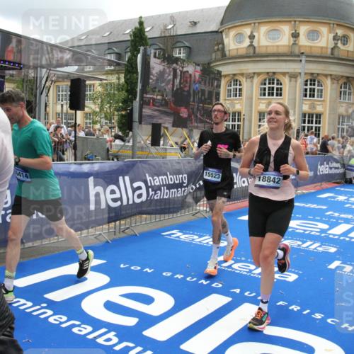 29.06.2025 - hella hamburg halbmarathon Michael Strokosch http://msf.ph/oto/8328406 29.06.2025 10:49:16 Ziel 2013, 6389, 8112, 9348, 10053, 10184, 13450, 15523, 16369, 16414, 16731, 17173, 18598, 18842 meine-sportfotos.de