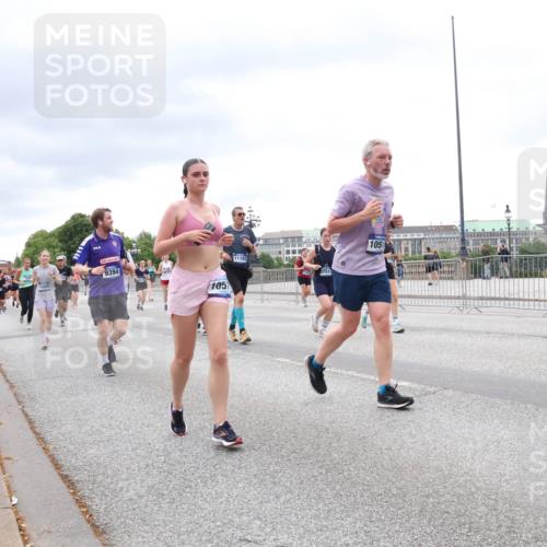 29.06.2025 - hella hamburg halbmarathon Lena Gebhardt http://msf.ph/oto/8328457 29.06.2025 10:57:57 Lombardsbrücke 9394, 105, 11193, 105, 1123, 1242, 1248, 1265, 1388, 1643, 2015, 2169, 2273, 2275, 2451, 2567, 2900, 3191, 3385, 3433, 3644, 3750, 3936, 3954, 4059, 4197, 4429, 4521, 4830, 5104, 5117, 5632, 5676, 5736, 5782, 6316, 6337, 6825, 6827, 6857, 6916, 7172, 7193, 7262, 7556, 7720, 7783, 7977, 7990, 8159, 8439, 8440, 8441, 8442, 8474, 8512, 8708, 8713, 8773, 8873, 8888, 9059, 9180, 9233, 9318, 9319, 9394, 9398, 9436, 9481, 9496, 9613, 9832 meine-sportfotos.de