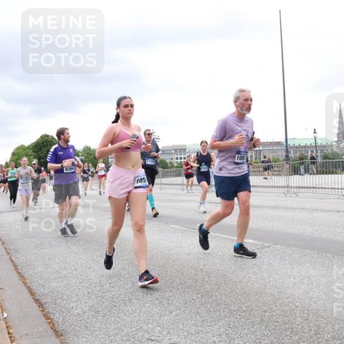 29.06.2025 - hella hamburg halbmarathon Lena Gebhardt http://msf.ph/oto/8328493 29.06.2025 10:57:58 Lombardsbrücke 9394, 105, 11193, 1013, 105, 1123, 1242, 1248, 1265, 1388, 1643, 2015, 2169, 2273, 2275, 2451, 2567, 2900, 3191, 3385, 3433, 3644, 3750, 3936, 3954, 4059, 4117, 4197, 4429, 4521, 4830, 5104, 5117, 5632, 5676, 5736, 5782, 6316, 6337, 6825, 6827, 6857, 6916, 7172, 7193, 7262, 7556, 7720, 7783, 7977, 7990, 8159, 8439, 8440, 8441, 8442, 8474, 8512, 8708, 8713, 8773, 8873, 8888, 9059, 9180, 9233, 9318, 9319, 9394, 9398, 9436, 9481, 9496, 9613, 9832 meine-sportfotos.de