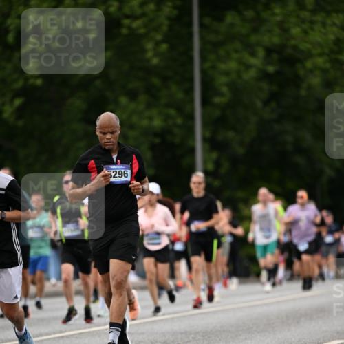 29.06.2025 - hella hamburg halbmarathon Dr. Thomas Lammeyer http://msf.ph/oto/8328510 29.06.2025 10:39:37 Kennedybrücke 1821, 1849, 2198, 2787, 3170, 3828, 3958, 4333, 4564, 4696, 4703, 4965, 5027, 5147, 5793, 6029, 6189, 6365, 6379, 6397, 6471, 6746, 6867, 7386, 7733, 8249, 8296, 8567, 9342, 9803, 9819, 10358, 10360, 10393, 10565, 10652, 11320, 11359 meine-sportfotos.de