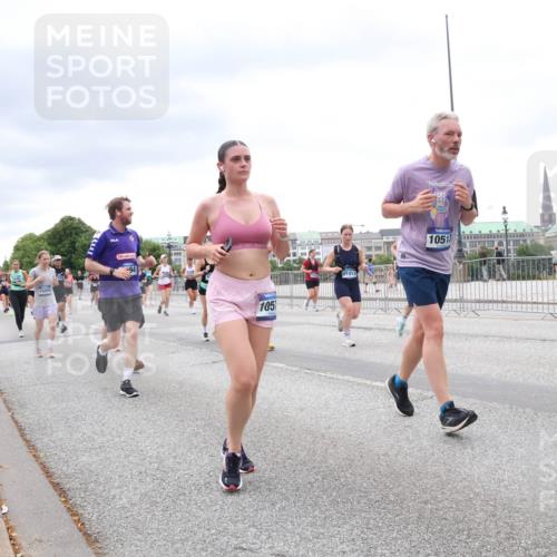29.06.2025 - hella hamburg halbmarathon Lena Gebhardt http://msf.ph/oto/8328527 29.06.2025 10:57:58 Lombardsbrücke 15800, 105, 1013, 10513, 1123, 1242, 1248, 1265, 1388, 1643, 2015, 2169, 2273, 2275, 2451, 2567, 2900, 3191, 3385, 3433, 3644, 3750, 3936, 3954, 4059, 4117, 4197, 4429, 4521, 4830, 5104, 5117, 5632, 5676, 5736, 5782, 6316, 6337, 6825, 6827, 6857, 6916, 7172, 7193, 7262, 7556, 7720, 7783, 7977, 7990, 8159, 8439, 8440, 8441, 8442, 8474, 8512, 8708, 8713, 8773, 8873, 8888, 9059, 9180, 9233, 9318, 9319, 9394, 9398, 9436, 9481, 9496, 9613, 9832 meine-sportfotos.de