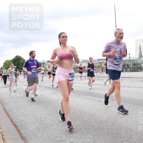 29.06.2025 - hella hamburg halbmarathon Lena Gebhardt http://msf.ph/oto/8328563 29.06.2025 10:57:58 Lombardsbrücke 15800, 9394, 1091, 1051, 105, 1123, 1242, 1248, 1265, 1388, 1643, 2015, 2169, 2273, 2275, 2451, 2567, 2900, 3191, 3385, 3433, 3644, 3750, 3936, 3954, 4059, 4117, 4197, 4429, 4521, 4830, 5104, 5117, 5632, 5676, 5736, 5782, 6316, 6337, 6825, 6827, 6857, 6916, 7172, 7193, 7262, 7556, 7720, 7783, 7977, 7990, 8159, 8439, 8440, 8441, 8442, 8474, 8512, 8708, 8713, 8773, 8873, 8888, 9059, 9180, 9233, 9318, 9319, 9394, 9398, 9436, 9481, 9496, 9613, 9832 meine-sportfotos.de