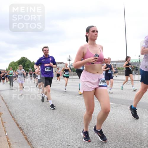 29.06.2025 - hella hamburg halbmarathon Lena Gebhardt http://msf.ph/oto/8328581 29.06.2025 10:57:58 Lombardsbrücke 15800, 9394, 10912, 11193, 105, 105, 4444, 1123, 1242, 1248, 1265, 1388, 1643, 2015, 2169, 2273, 2275, 2451, 2567, 2900, 3191, 3385, 3433, 3644, 3750, 3936, 3954, 4059, 4117, 4197, 4429, 4521, 4830, 5104, 5117, 5632, 5676, 5736, 5782, 6316, 6337, 6825, 6827, 6857, 6916, 7172, 7193, 7262, 7556, 7720, 7783, 7977, 7990, 8159, 8439, 8440, 8441, 8442, 8474, 8512, 8708, 8713, 8773, 8873, 8888, 9059, 9180, 9233, 9318, 9319, 9394, 9398, 9436, 9481, 9496, 9613, 9832 meine-sportfotos.de